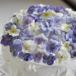 edible-flower-ideas-for-your-wedding-table-30